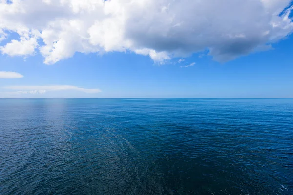 Spiaggia sabbiosa sul mare — Foto Stock