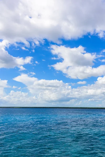 Mer bleue ouverte cumulus nuages — Photo