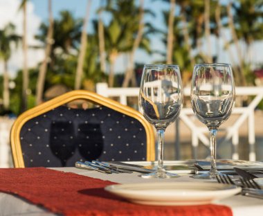 Gün batımında çardakta şenlik masası