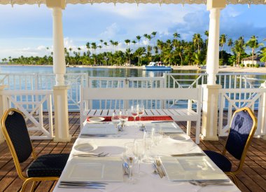 Gün batımında çardakta şenlik masası