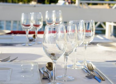 Gün batımında çardakta şenlik masası