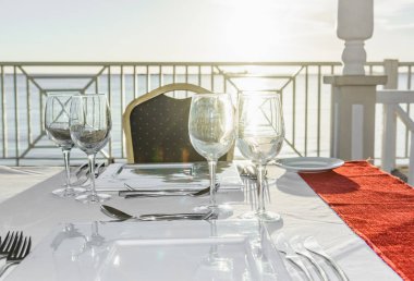 Gün batımında çardakta şenlik masası