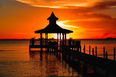 Kule Köprüsü deniz gün batımında