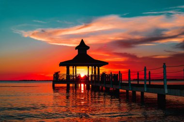 Kule Köprüsü deniz gün batımında