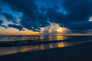 Deniz günbatımı sessizce