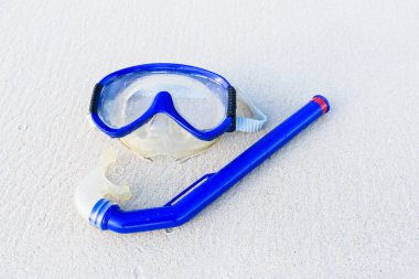 Beyaz kum plaj üzerinde maske