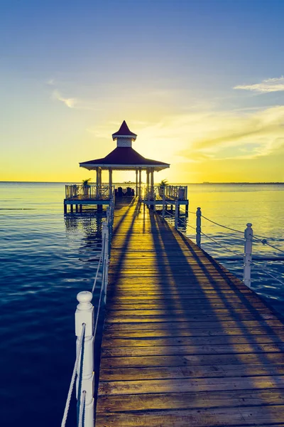 Gazebo ponte mare al tramonto — Foto Stock