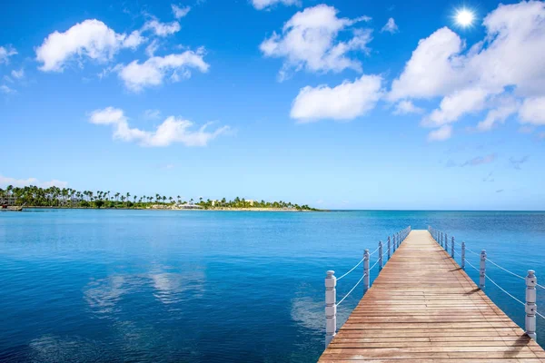 Wooden bridge juts out into  of the sea — Stock Photo, Image