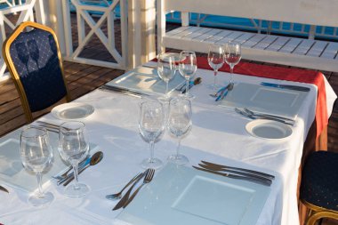 Gün batımında çardakta şenlik masası