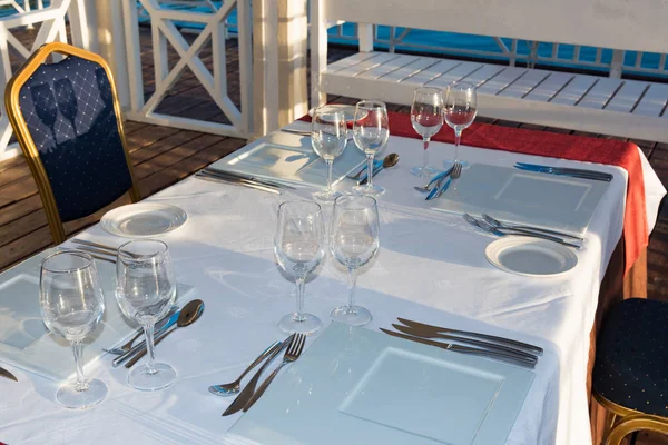 Gün batımında çardakta şenlik masası