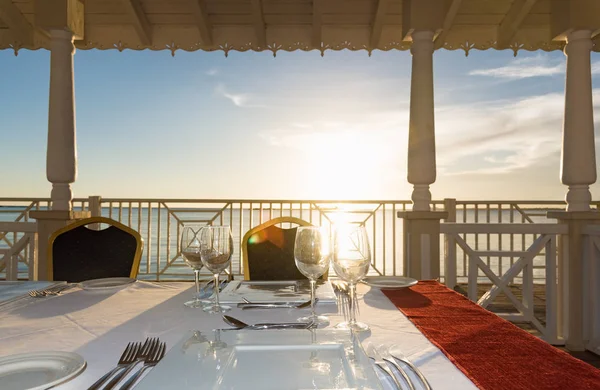 Table de fête dans le belvédère au coucher du soleil — Photo