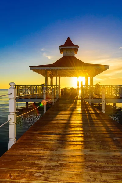 Kule Köprüsü deniz gün batımında