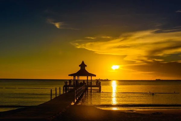 Ponte gazebo mar ao pôr do sol — Fotografia de Stock