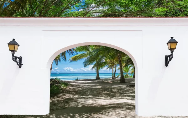 Arch door on the palm alley — Stock Photo, Image