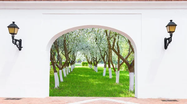 Puerta arco primavera jardín —  Fotos de Stock