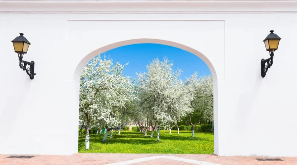 Puerta arco primavera jardín — Foto de Stock