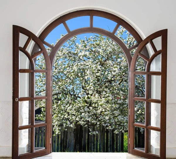 Puerta abierta arco jardín florecer en primavera —  Fotos de Stock