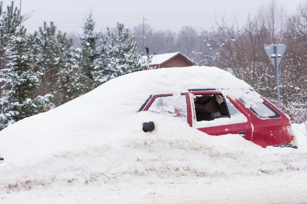 Staré auto sněhem — Stock fotografie