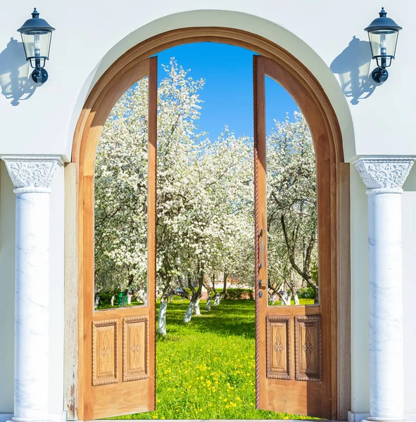 Porte arche printemps jardin — Photo