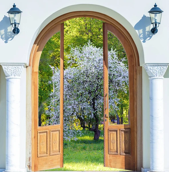 Dörr arch våren trädgård — Stockfoto