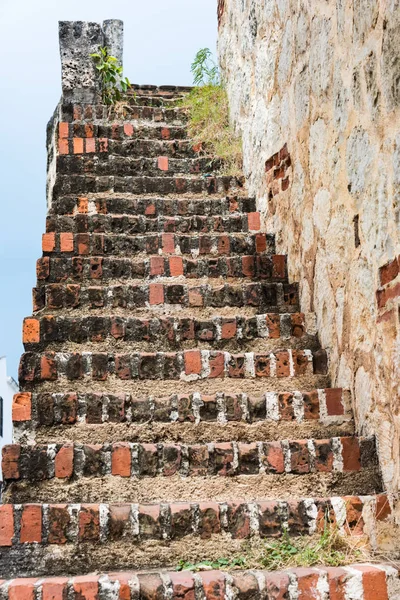 Vecchia scala nel castello — Foto Stock