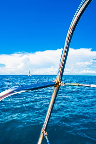 Yacht sails on the sea — Stock Photo, Image