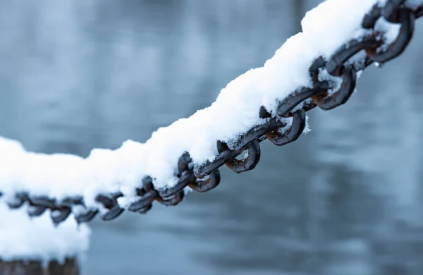 Vieja cadena de hierro oxidado en una helada cubierta de nieve —  Fotos de Stock