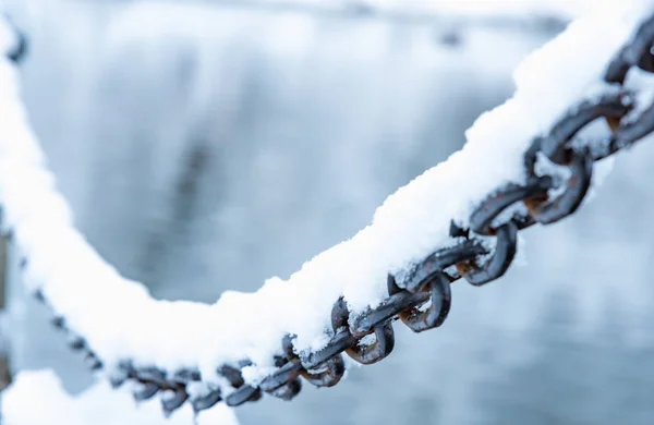 Velha corrente de ferro enferrujado em uma geada coberta de neve — Fotografia de Stock