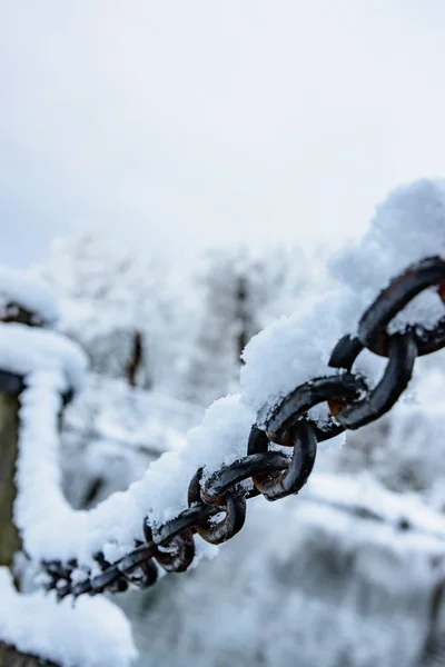 Vecchia catena di ferro arrugginito su un gelo coperto di neve — Foto Stock