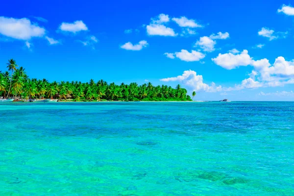 Caribische zon op blauwe hemel — Stockfoto