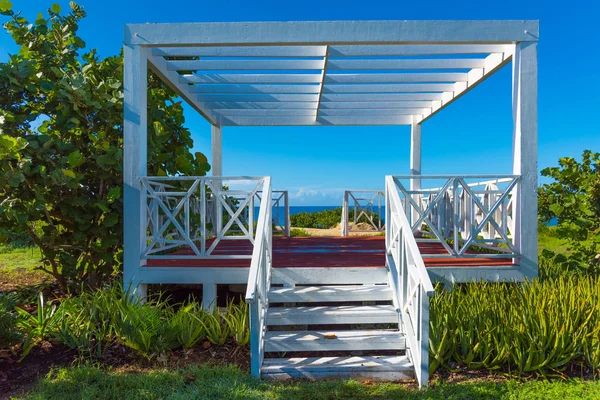 Trawa gazebo Beach — Zdjęcie stockowe