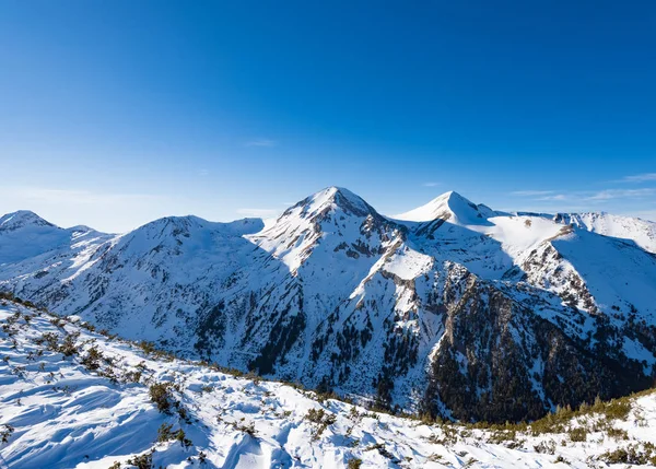 Cima alla neve di montagna — Foto Stock