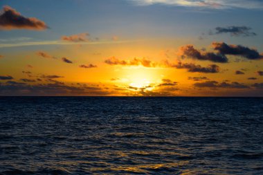 Şafak güneş sakin sakin deniz