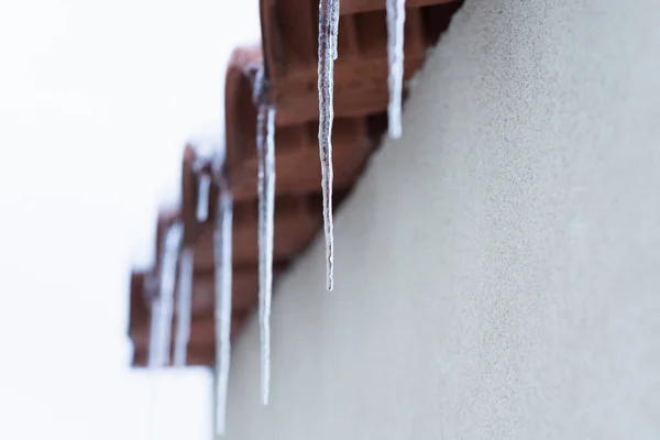 Casa telhado icicles — Fotografia de Stock