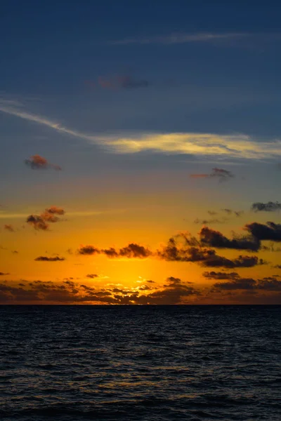 Sol del amanecer tranquilo mar tranquilo — Foto de Stock