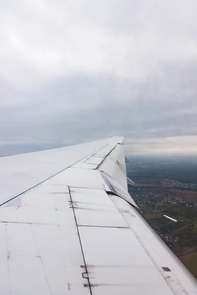Θέα από το φτερό ενός αεροπλάνου μέσα από το παράθυρο — Φωτογραφία Αρχείου
