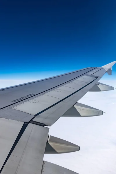 Ala di un aeroplano nel cielo — Foto Stock