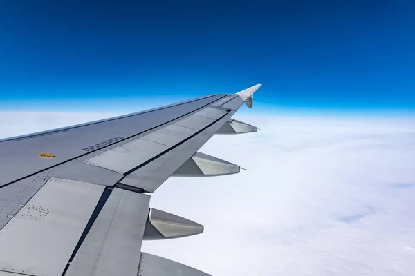 Vleugel van een vliegtuig in de lucht — Stockfoto