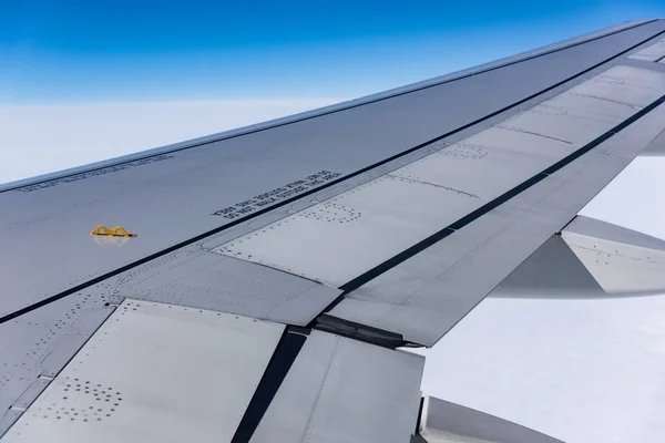Ala de un avión en el cielo —  Fotos de Stock