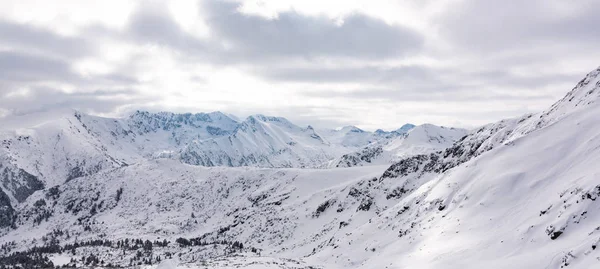 Kışın dağ tepe — Stok fotoğraf