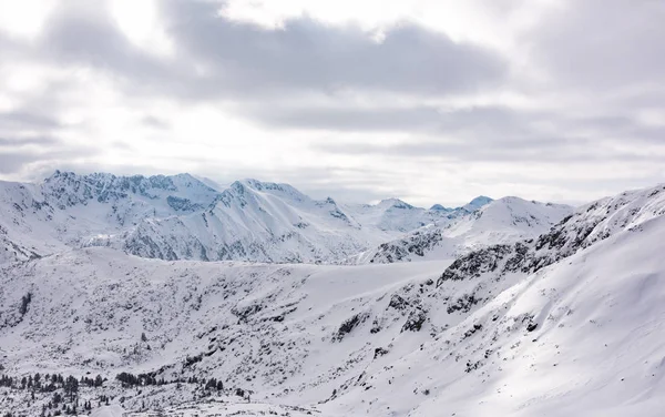 Berggipfel im Winter — Stockfoto