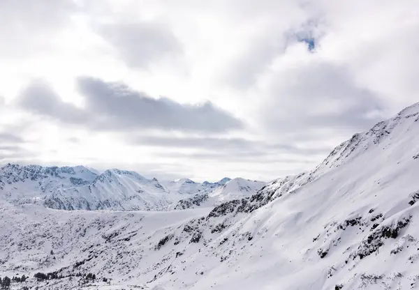 Berggipfel im Winter — Stockfoto