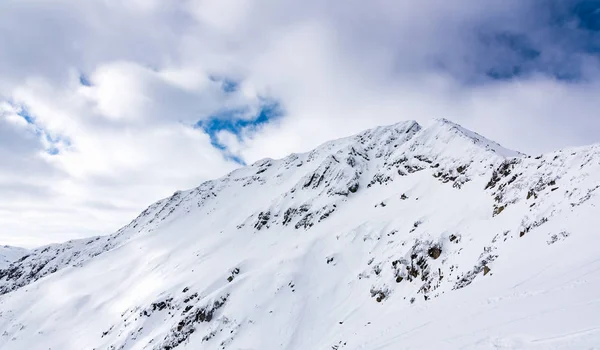 Гірський пік взимку — стокове фото