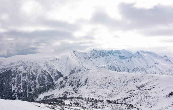 Pico de montaña en invierno — Foto de Stock