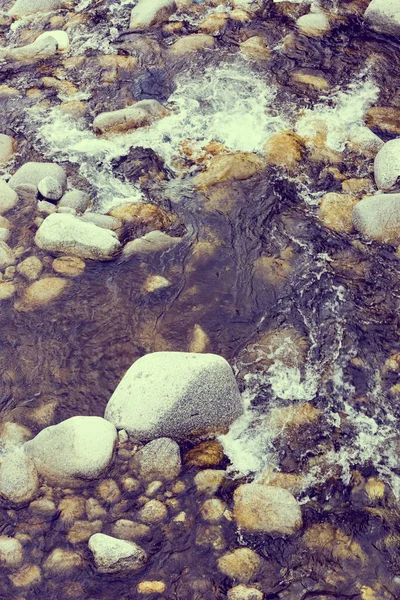 Pietre del fiume di montagna — Foto Stock