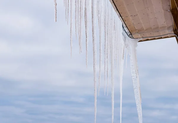 Eiszapfen am Hausdach — Stockfoto