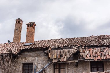 Döşenmiş çatı ev