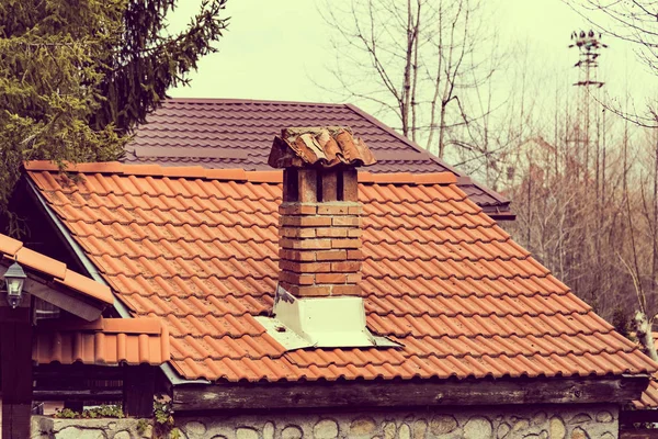 Döşenmiş çatı ev — Stok fotoğraf