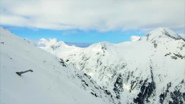 Montañas cubiertas de nieve — Vídeos de Stock