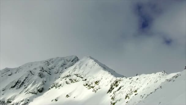 Montañas cubiertas de nieve — Vídeo de stock